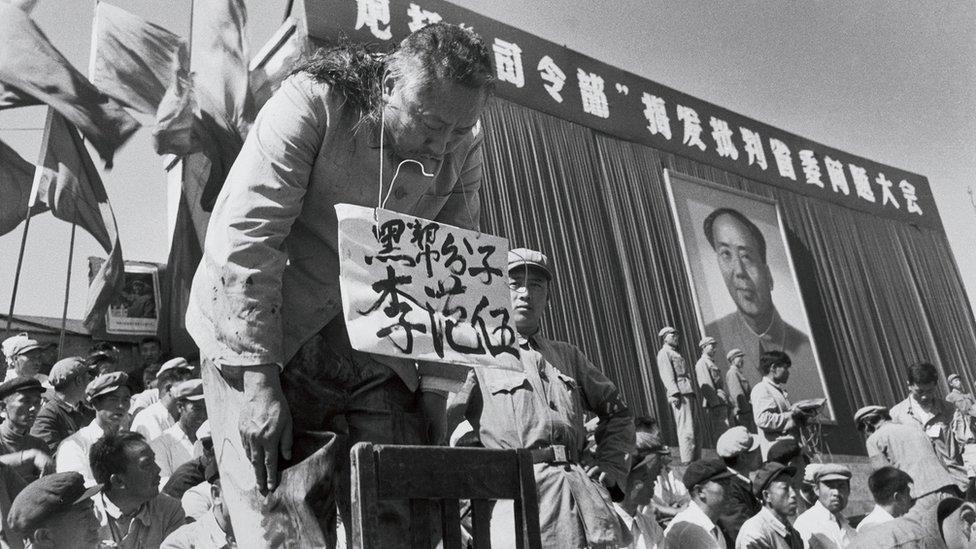 This photo shows Heilongjiang's provincial governor having his hair shaved in public