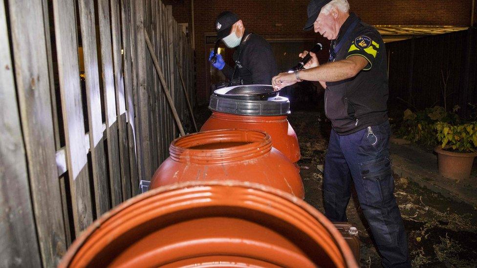 Dutch police officers conduct an investigation at the residence of an alleged jihadist in Arnhem, on September 27, 2018