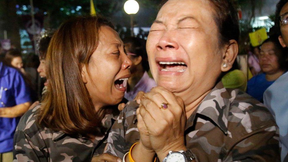 People cry at news of king's death in Bangkok on 13 October 2016