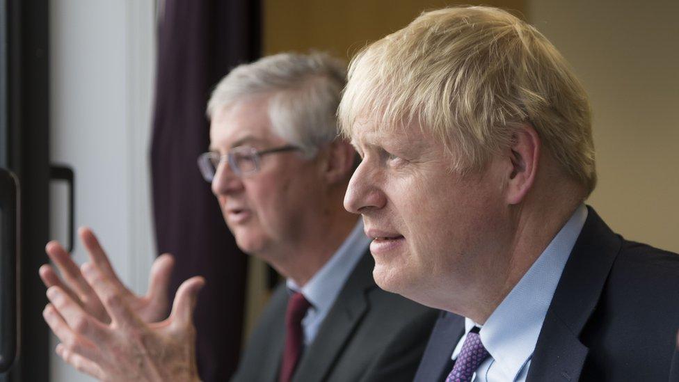 Mark Drakeford a Boris Johnson