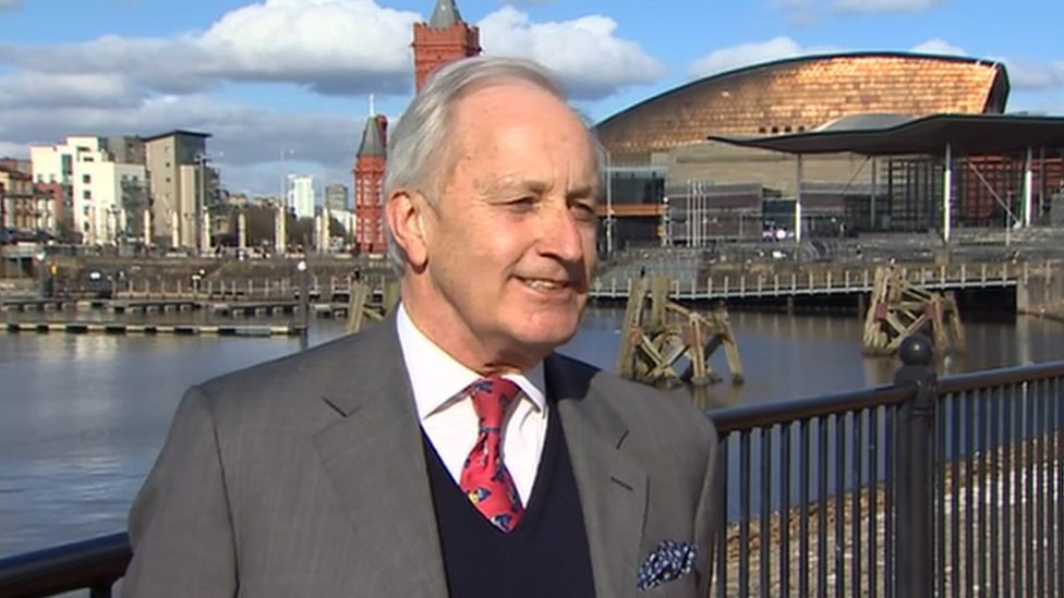 Neil Hamilton: Yn ôl yng Nghymru