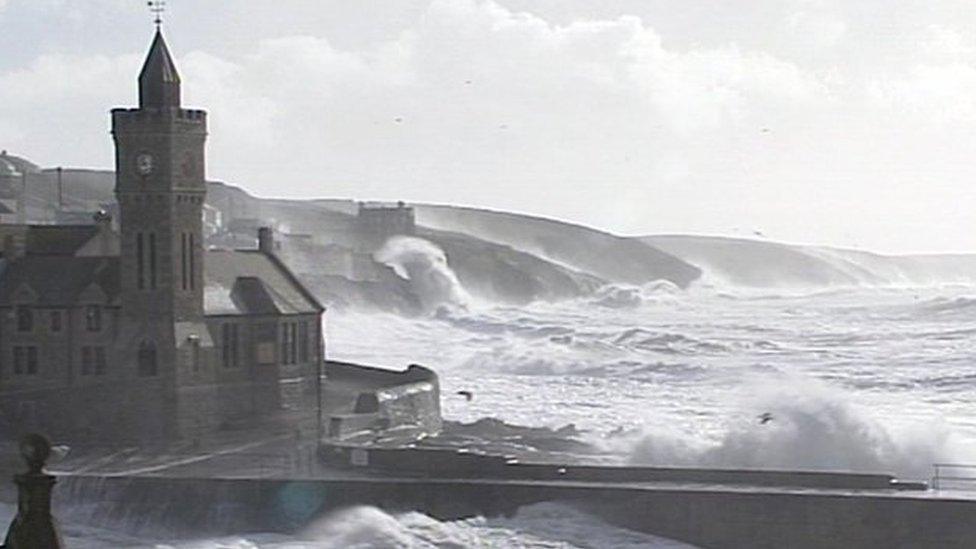 Large waves in Porthleven