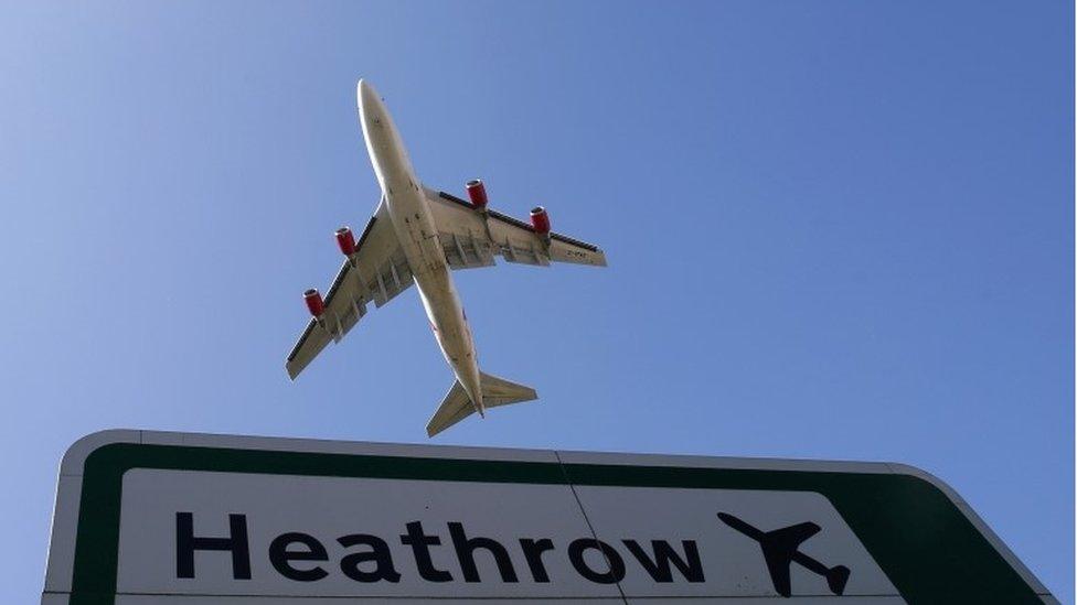 Aircraft flying into Heathrow