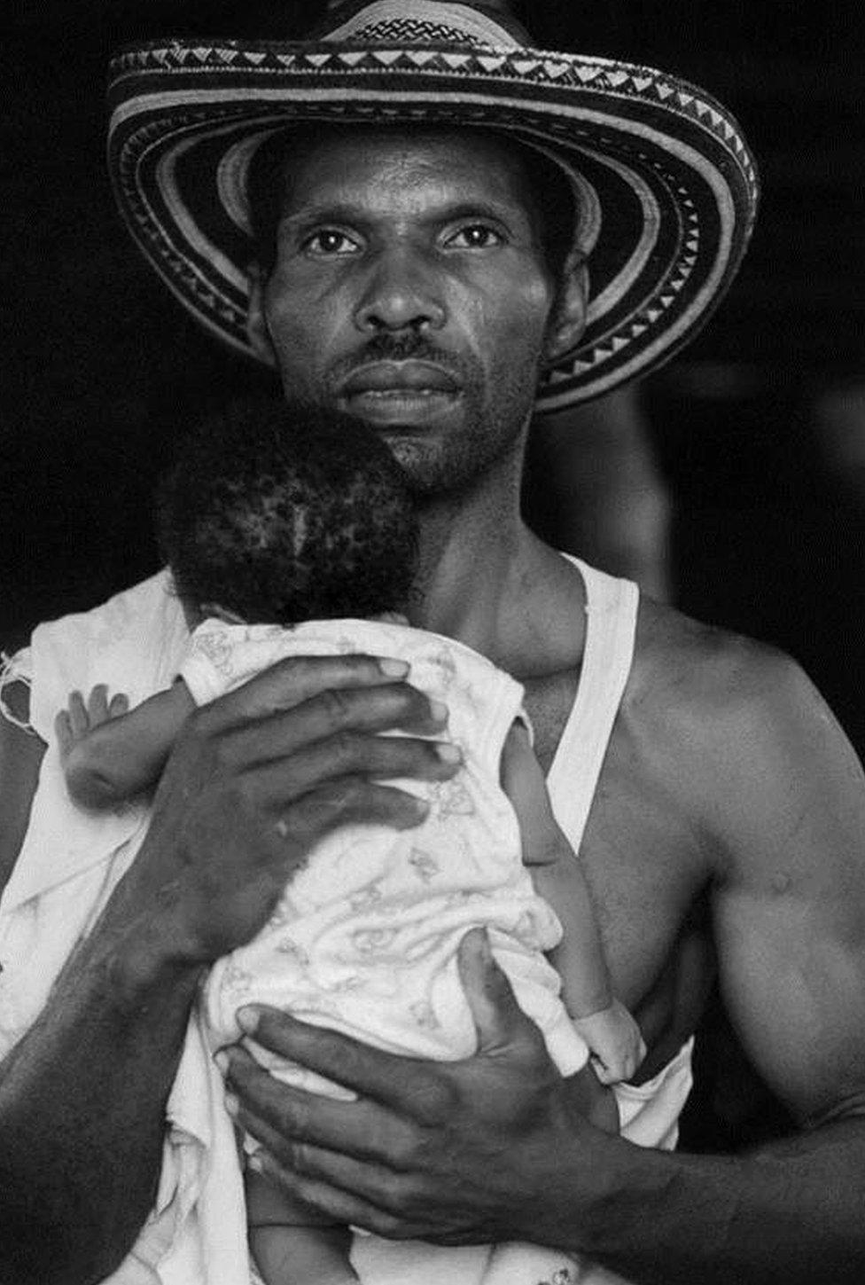 Father returning with his baby daughter to his home town after being forcibly displaced for several months