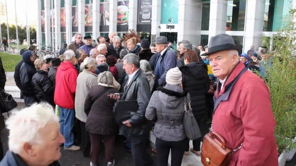 Savers queuing in Zagreb