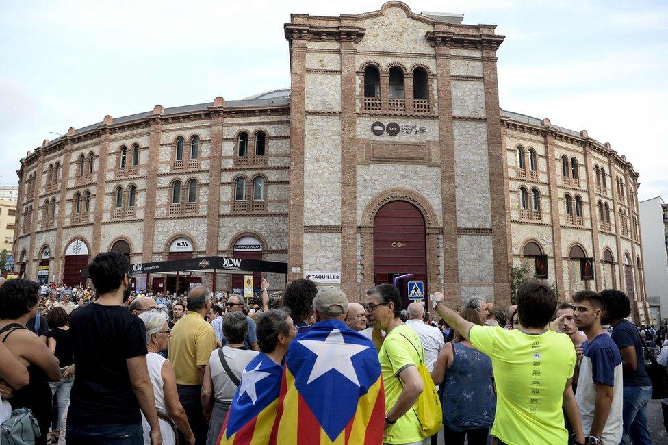 Independence supporters gather outside an old bullring in Tarragona, 14 September