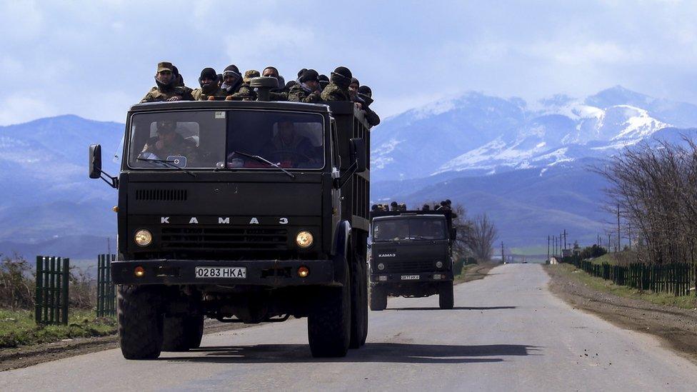 Armenian volunteers travel towards the frontline to join Nagorno-Karabakh forces (4 April 2016)