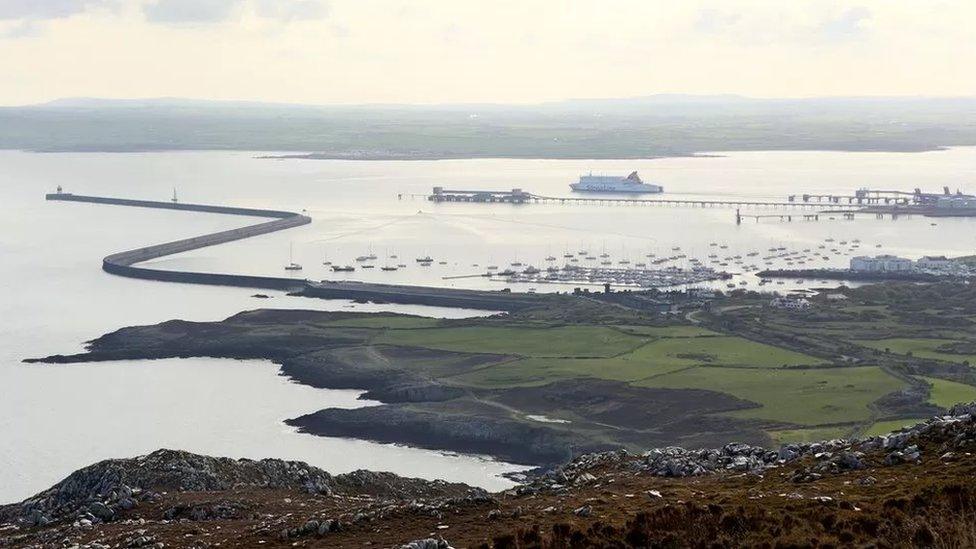 Mae'r morglawdd wedi amddiffyn porthladd Caergybi ers 1873