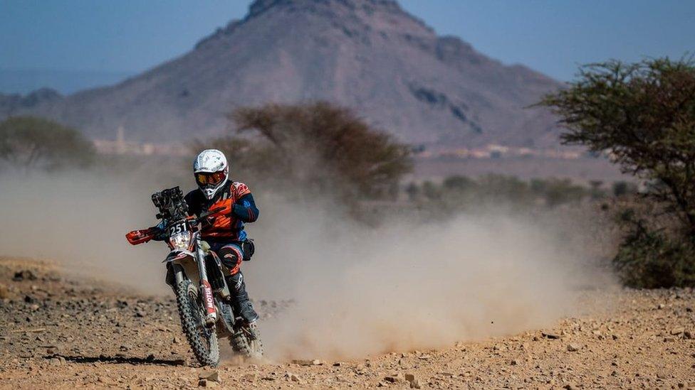 Gwion yn rasio yn Rallye du Maroc yn 2021