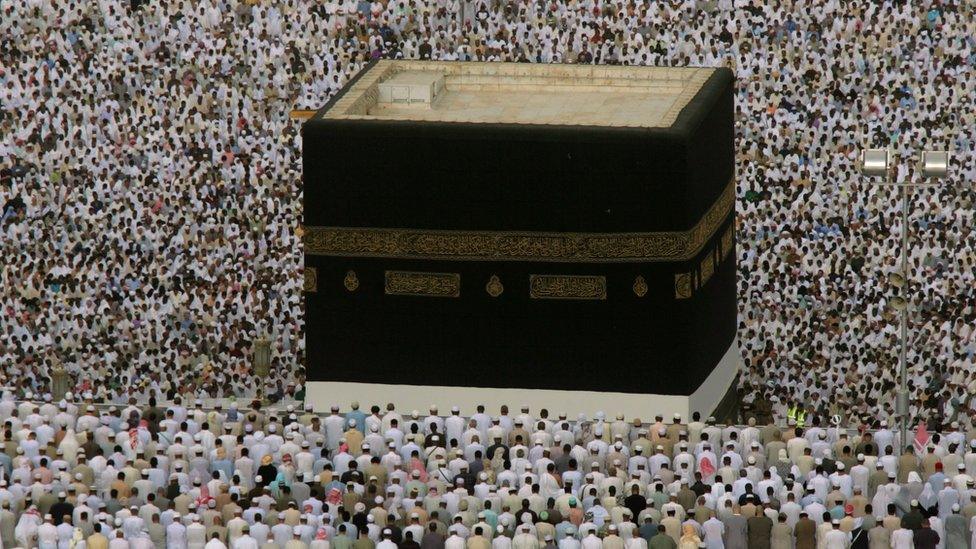 Pilgrims worshipping at Mecca