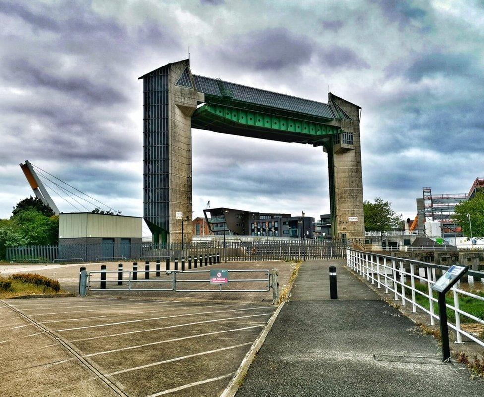 Hull tidal barrier