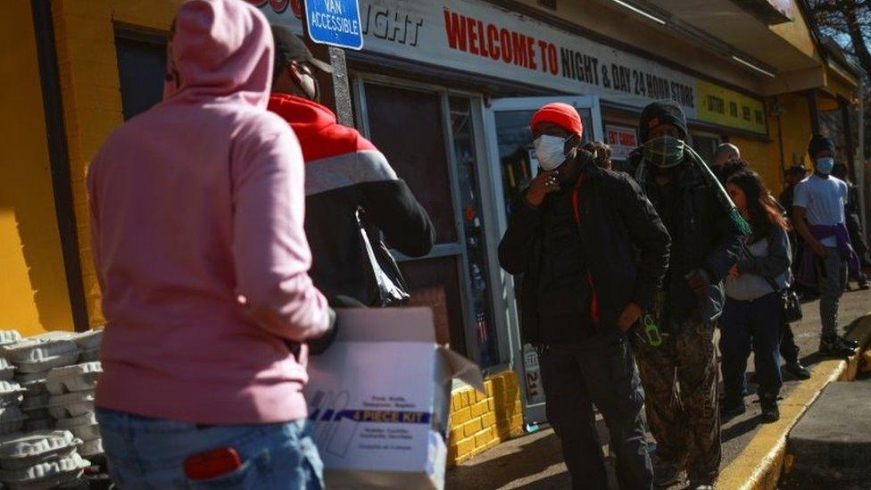 People queue to get free meals from volunteers in Washington DC. Photo: 26 November 2020