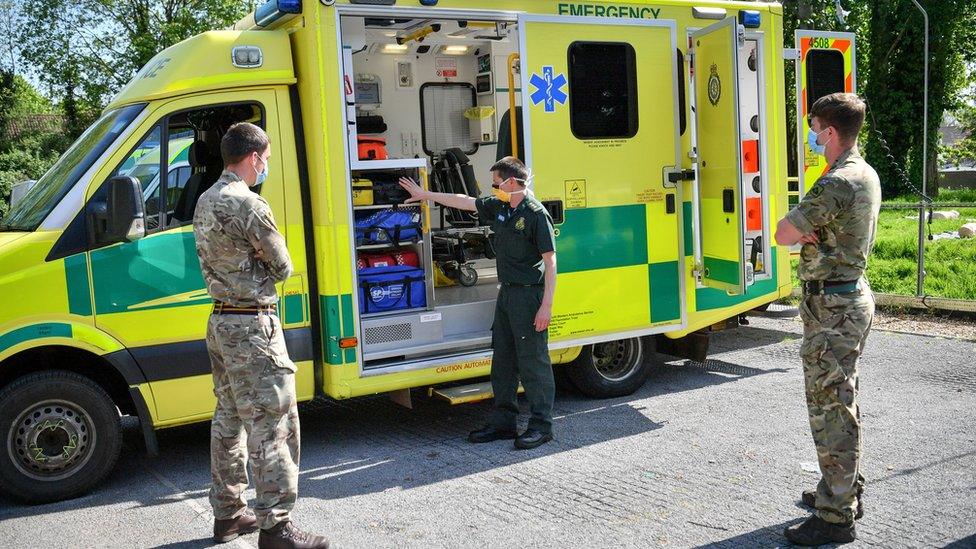 Army helps ambulance workers.