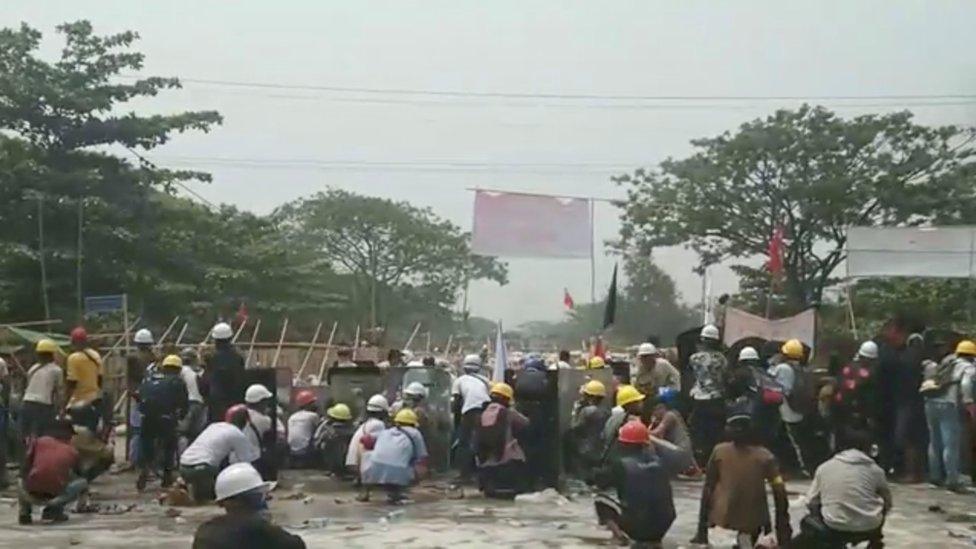 protesters face security forces in Hlaing Tharyar, 14 March