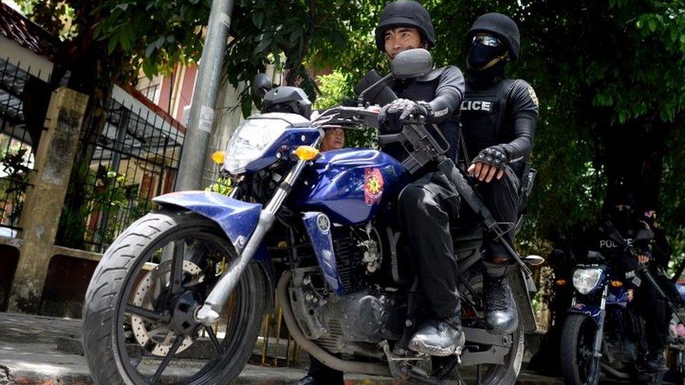 Special Weapons and Tactics (Swat) personnel patrol the streets of Manila (03 September 2016)