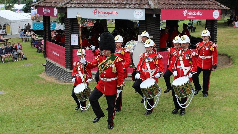 Band, yn y bandstand