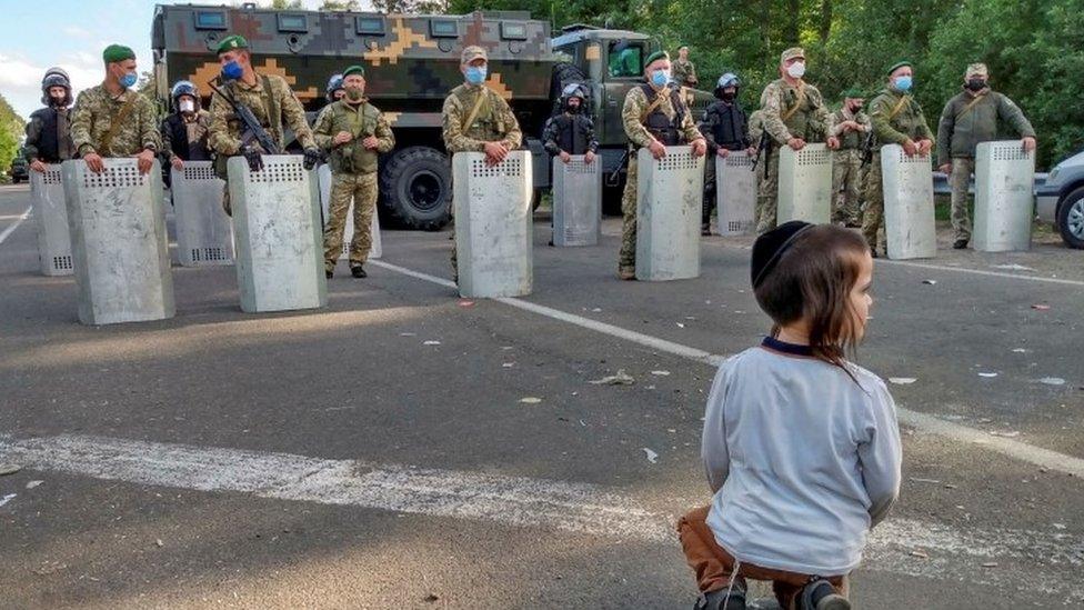 Jewish pilgrim at the Ukraine-Belarus border