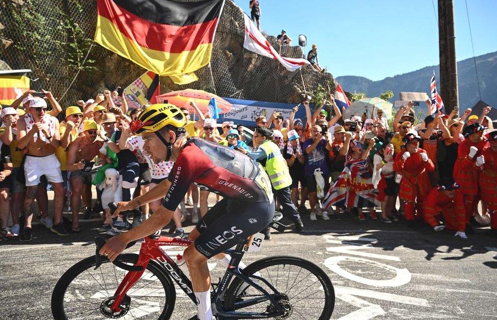 Y Sais Tom Pidcock ar y ffordd i ennill cymal Alpe d'Huez yn ystod Tour de France 2022. Alpe d'Huez yw un o'r cymalau dringo mwya eiconig yn y byd seiclo