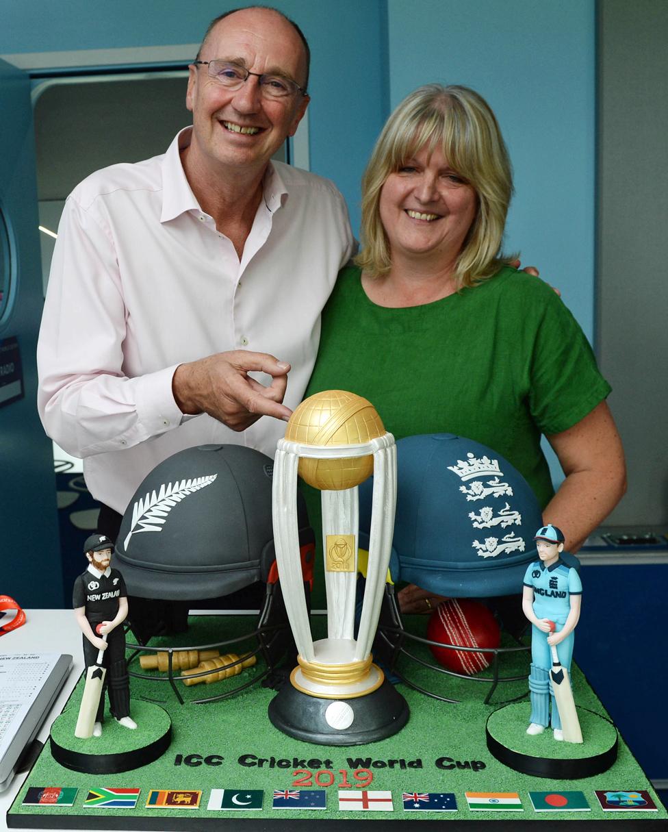 Jonathan Agnew, Julie Brownlee with her Cricket World Cup cake