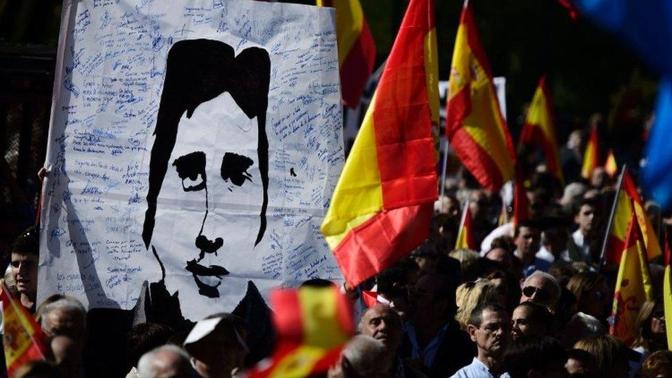 People displaying a portrait of Basque Popular Party councillor and victim of ETA Miguel Angel Blanco (27 October 2013)