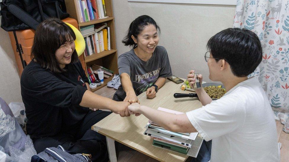 Yejin and her friends in her apartment