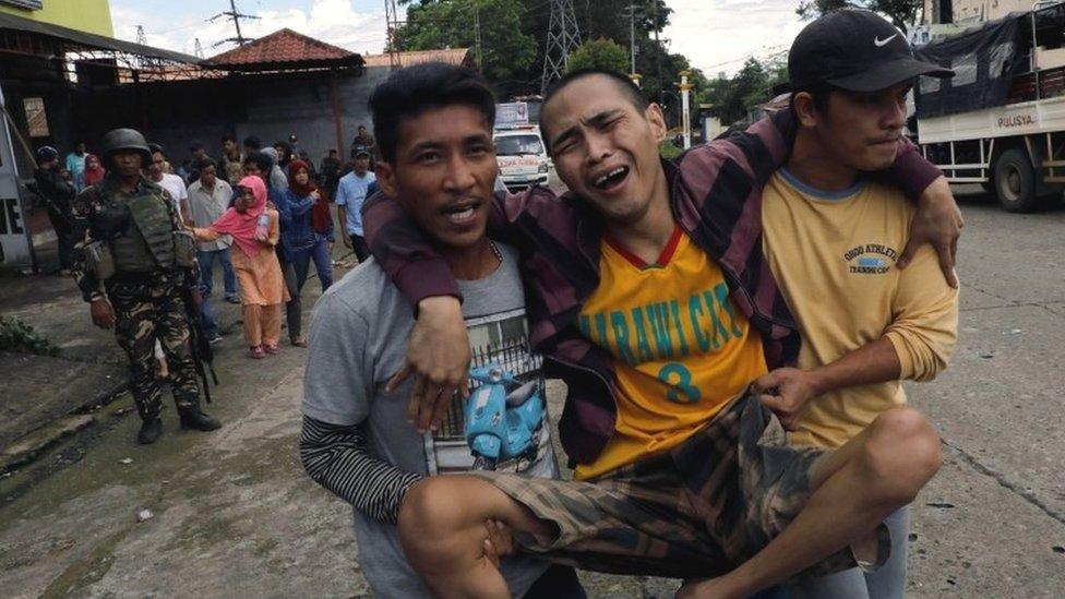 A resident, displaced by fighting between government soldiers and the Maute group is evacuated from Marawi City (28 May 2017)