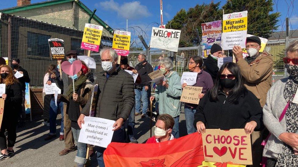 Protestwyr o blaid cartrefu ceiswyr lloches