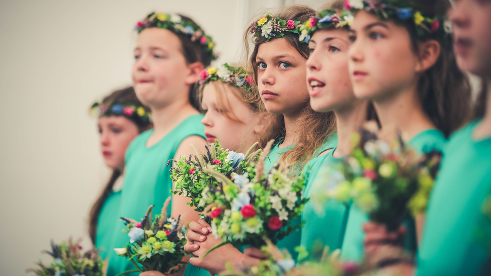 Merched Dawns y Blodau // Children preparing to take part in the ceremony