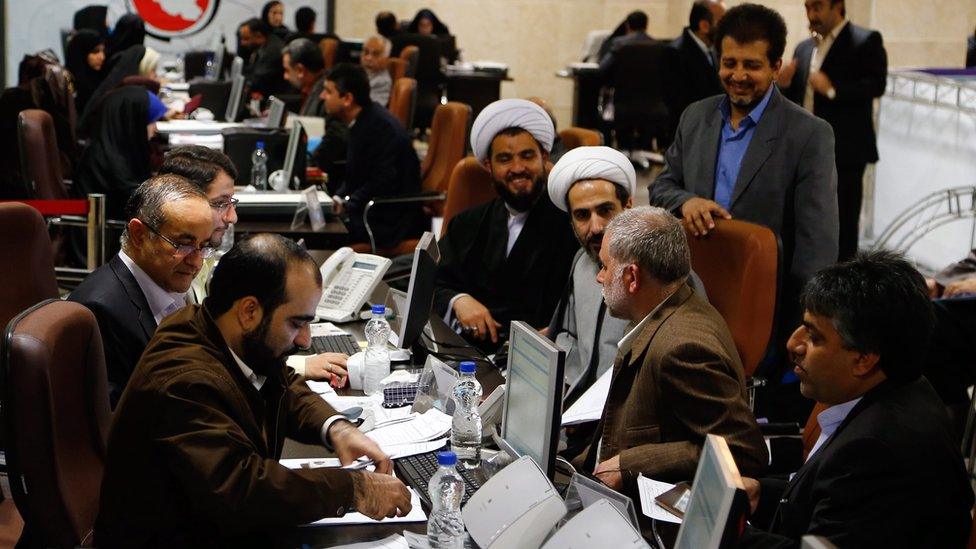 Iranians registers their candidacy for February's parliamentary elections at the interior ministry in Tehran, Iran (20 December 2015)