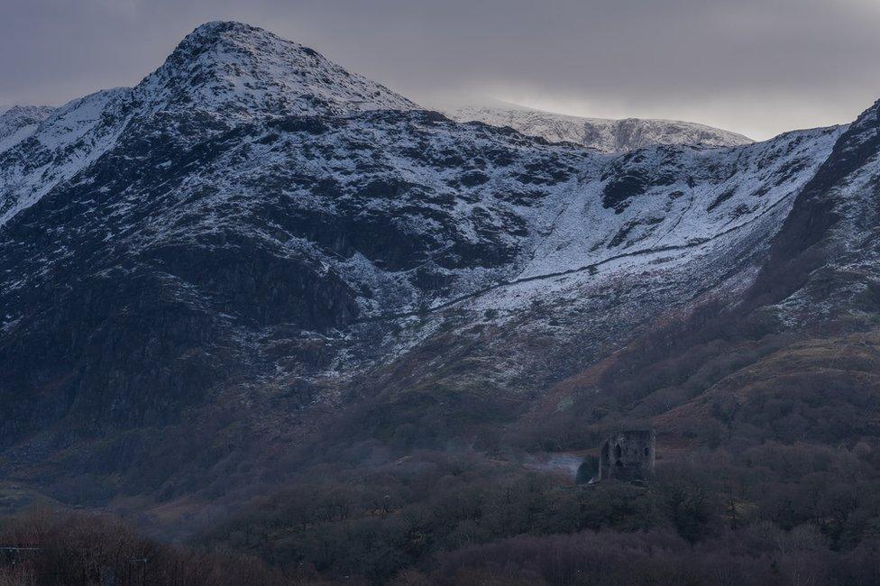 Castell Dolbadarn, gyda Derlwyn yn y cefndir. Y llun wedi ei dynnu wrth gerdded o Ddeiniolen.