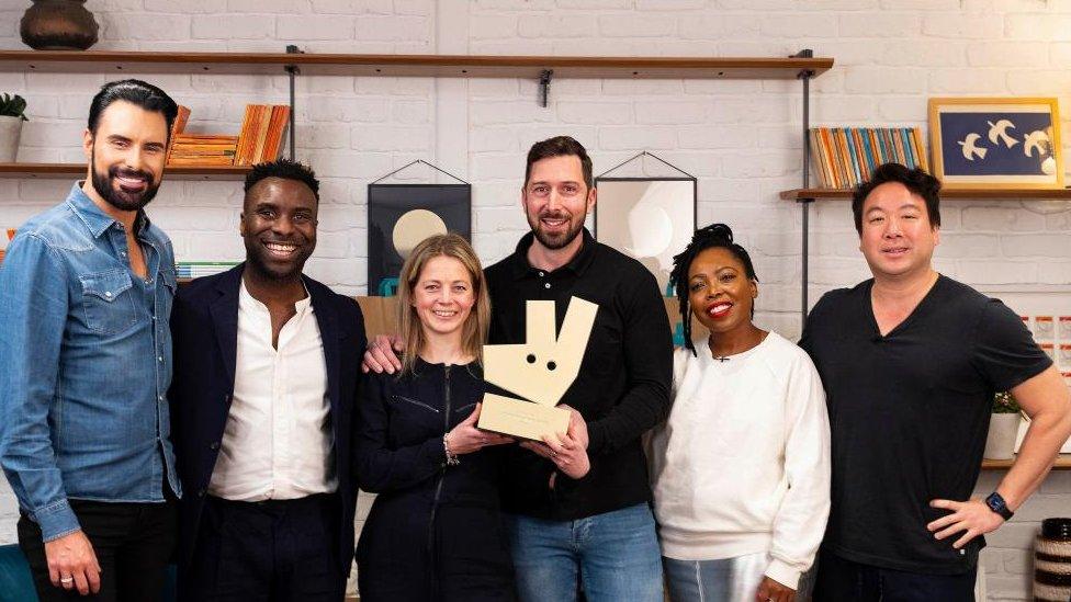 Line-up of four men and two women. The cafe owners are holding an award in the shape of the Deliveroo kangaroo