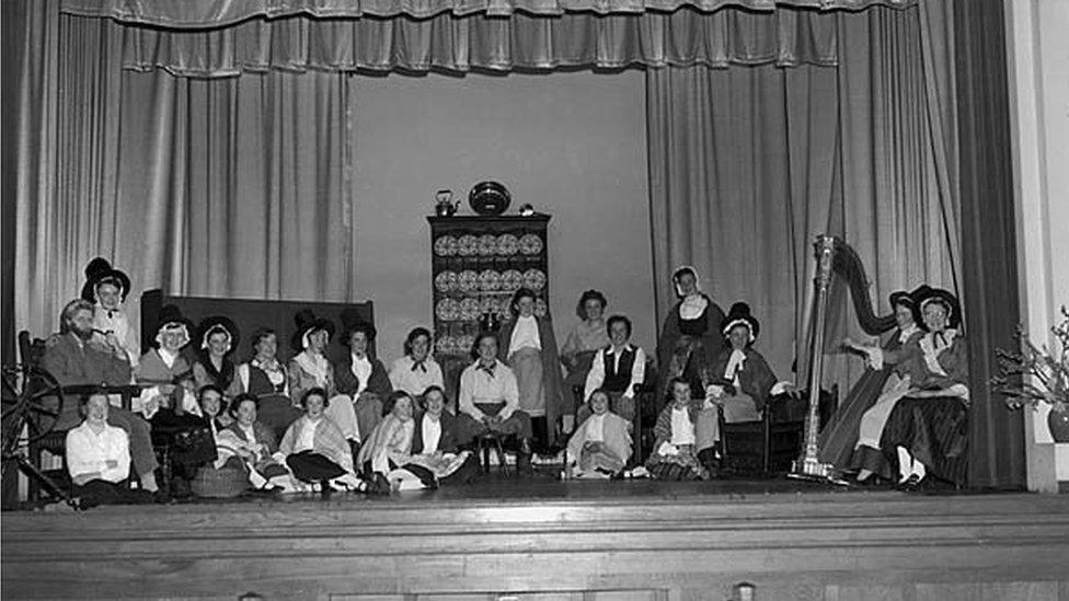 Noson Lawen i ddathlu Dydd Gŵyl Dewi yn Ysgol Dr. Williams, Dolgellau, Mawrth 1956