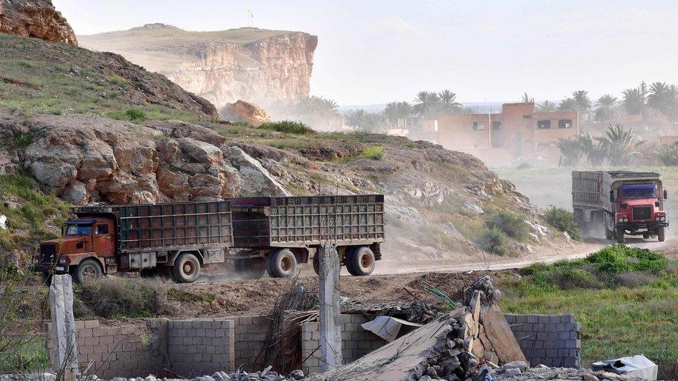 Lorries evacuate suspected Islamic State militants and civilians from Baghuz, eastern Syria (19 March 2019)