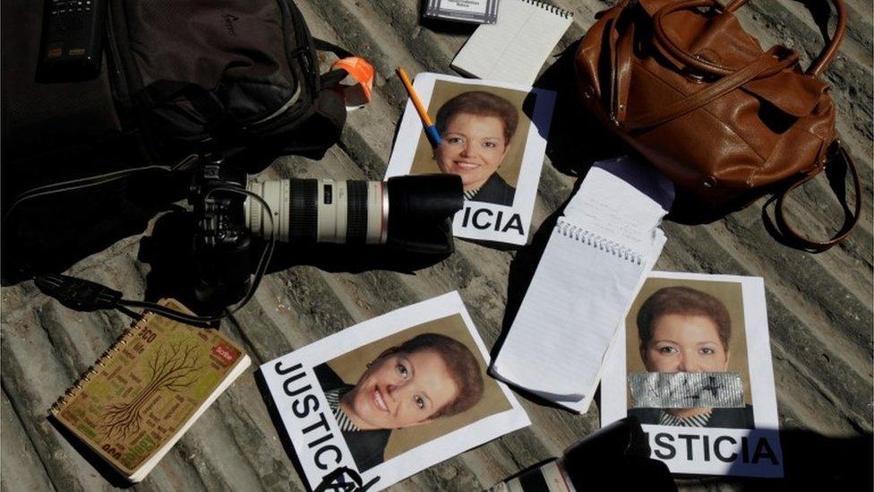 Cameras and notebooks of journalists are seen during a protest against the murder of the Mexican journalist Miroslava Breach. Pictures of Miroslava read "Justice" (25/03/2017)