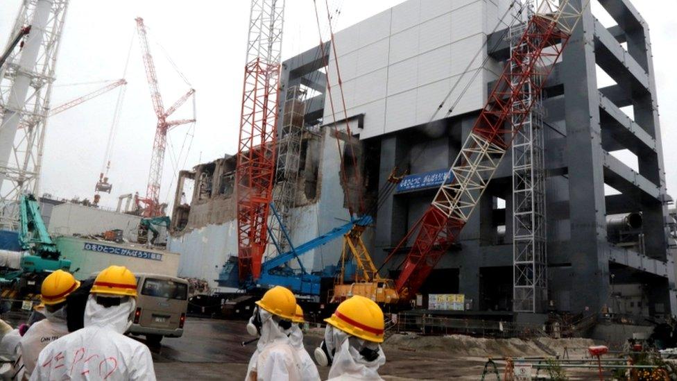 Covers are installed on the unit 4 reactor building at Tokyo Electric Power Company"s Fukushima Dai-ichi nuclear plant in the town of Okuma, Fukushima prefecture in Japan