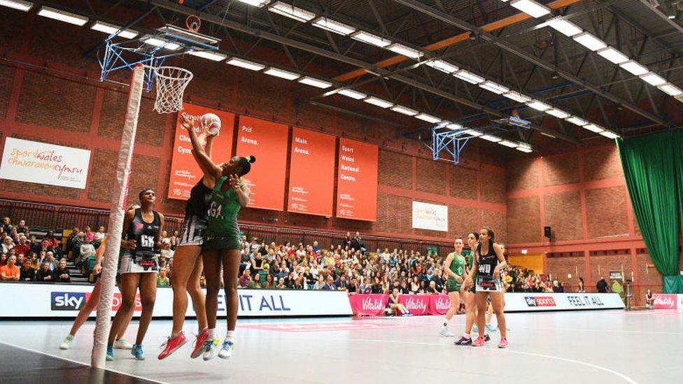 women playing netball