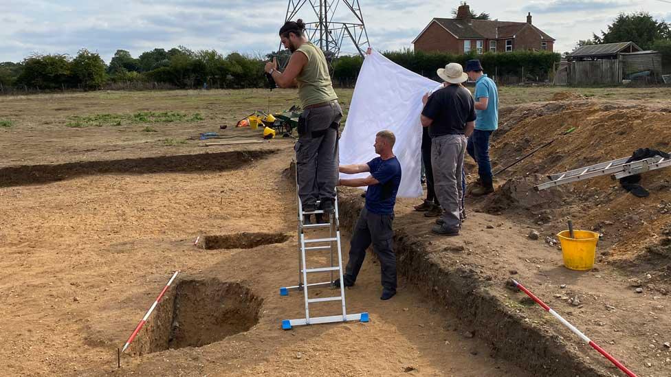 Archaeologists & volunteers at Arminghall Henge