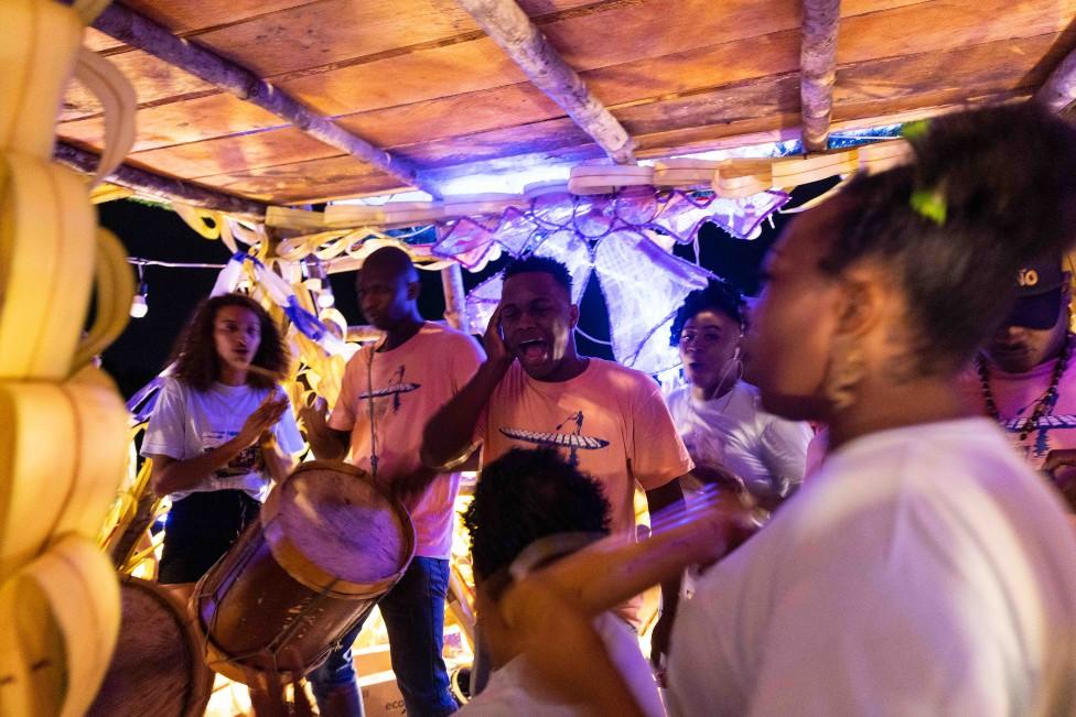 Marimba, cunuco, bass drum, guasá and voices accompany the progress of the rafts. Guapi, Cauca. December 07, 2022. Fernanda Pineda.