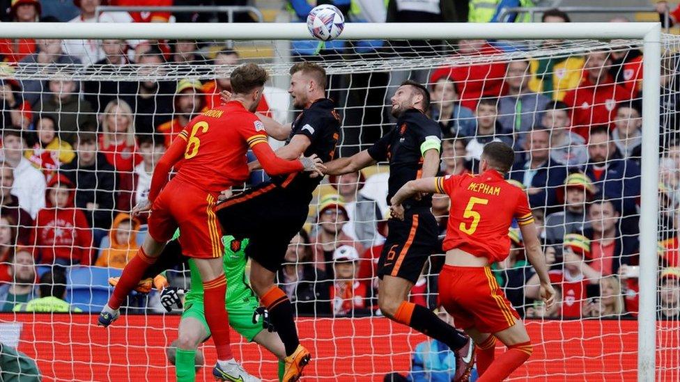 Joe Rodon a Matthijs de Ligt