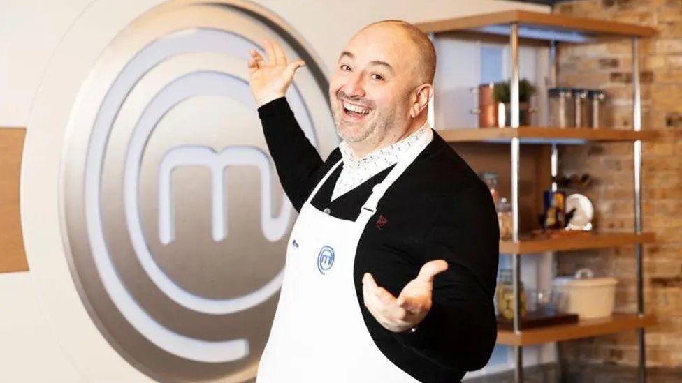 Wynne Evans yn y rhaglen Celebrity Masterchef