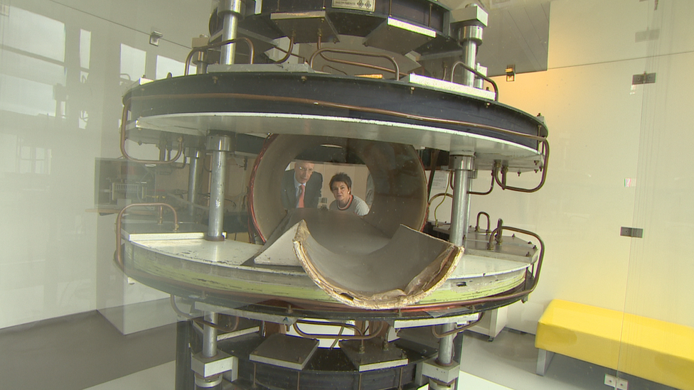 MRI scanner inventor honoured with Northampton plaque - BBC News