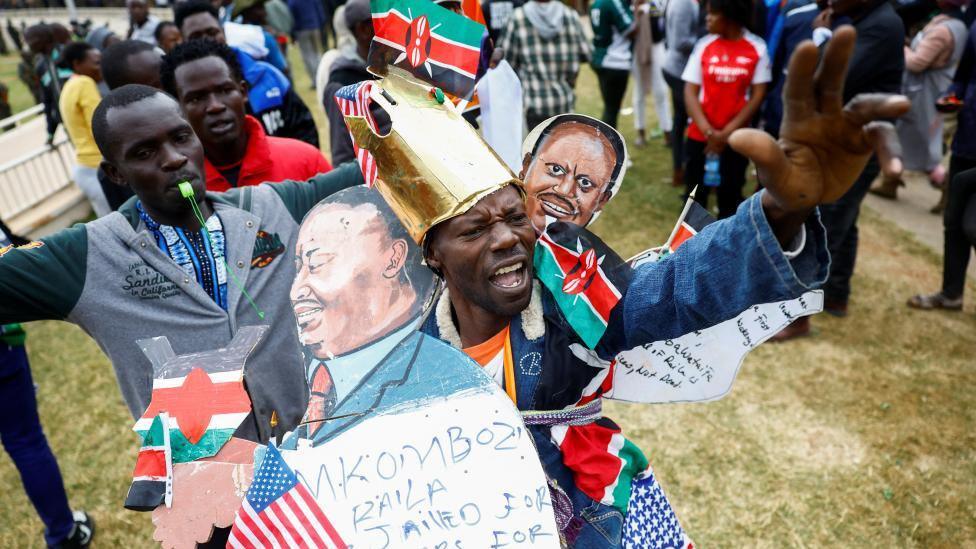 Mourners carrying Odinga's portraits an Kenyan flags