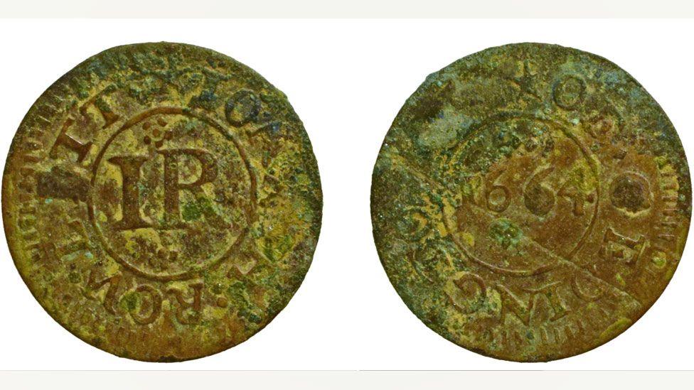 Two views of a copper alloy trading token, this one a farthing. The left view has the initials I and R in the middle, the right view says Ionath Rowlett in capitals, 1664 and of Geddington.