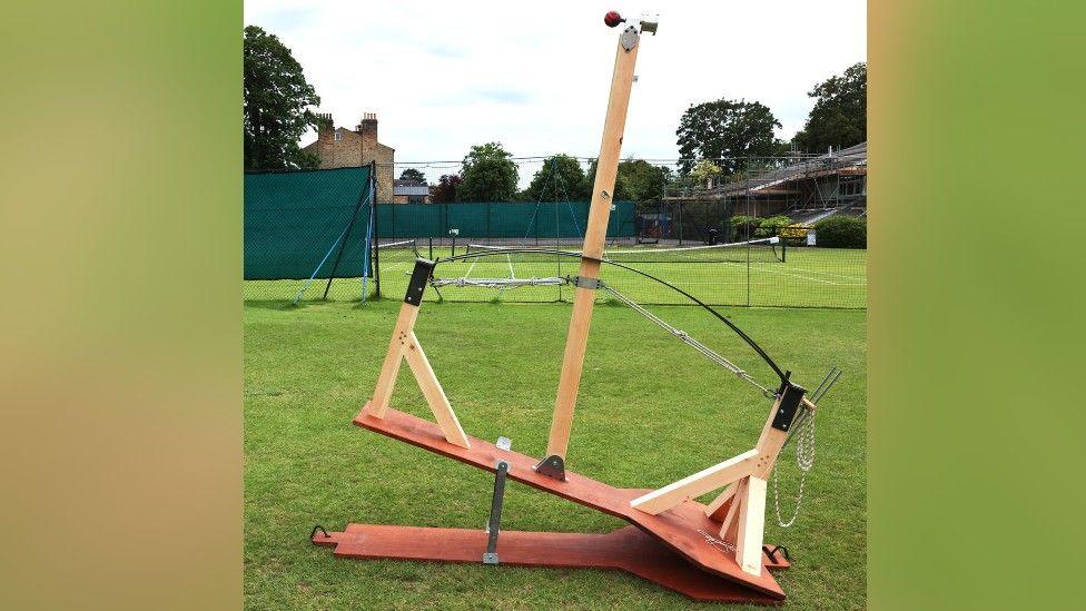 Cricket bowling machine