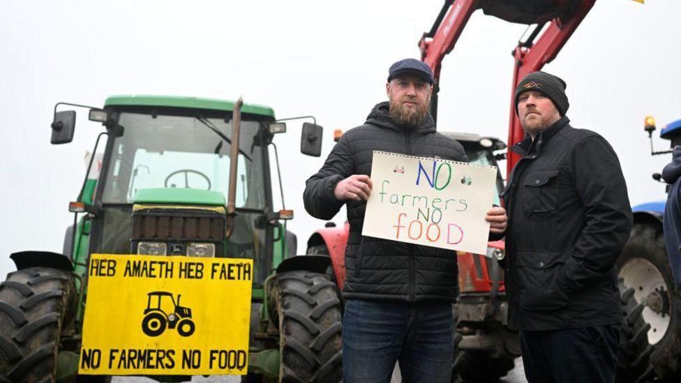 Ffermwyr yn protestio tu allan i gynhadledd y Blaid Lafur yn Llandudno