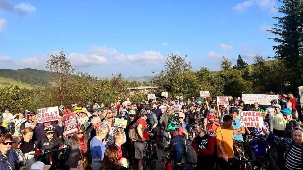 Protest i wrthwynebu cynlluniau i gau canolfan ymwelwyr Bwlch Nant yr Arian fis diwethaf