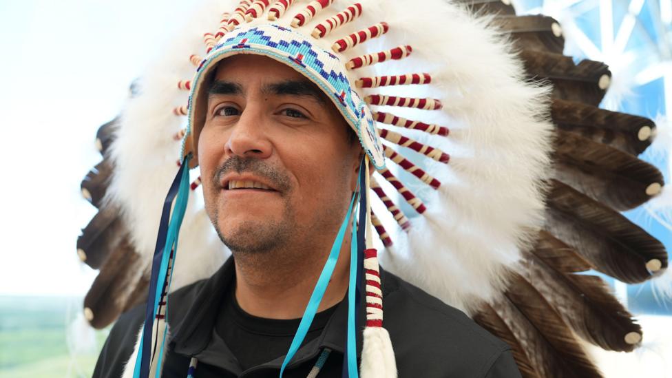 Alberta yerli əhalisi, o cümlədən Baş Samuel Crowfoot, Alberta müstəqilliyinə qarşı mübarizələrini məhkəməyə çatdırıblar