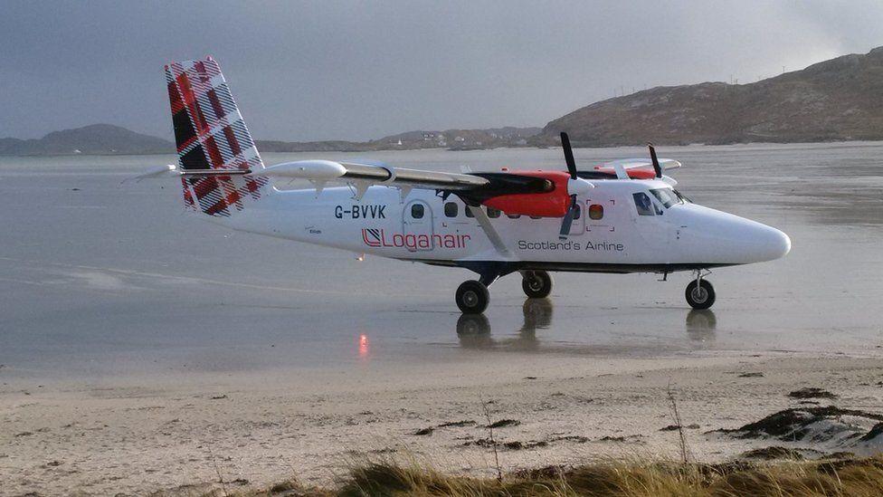 Plèana Loganair air an Tràigh Mhòir am Barraigh
