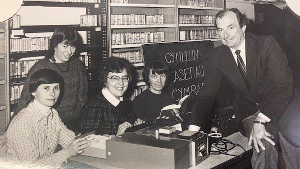 Cynllun Casetiau Cymraeg oedd enw'r gwasanaeth yn wreiddiol, cyn troi'n Llyfrau Llafar Cymru