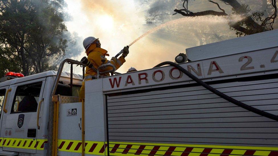 Firefighters battling a fire near Waroona in Western Australia (08 January 2016)